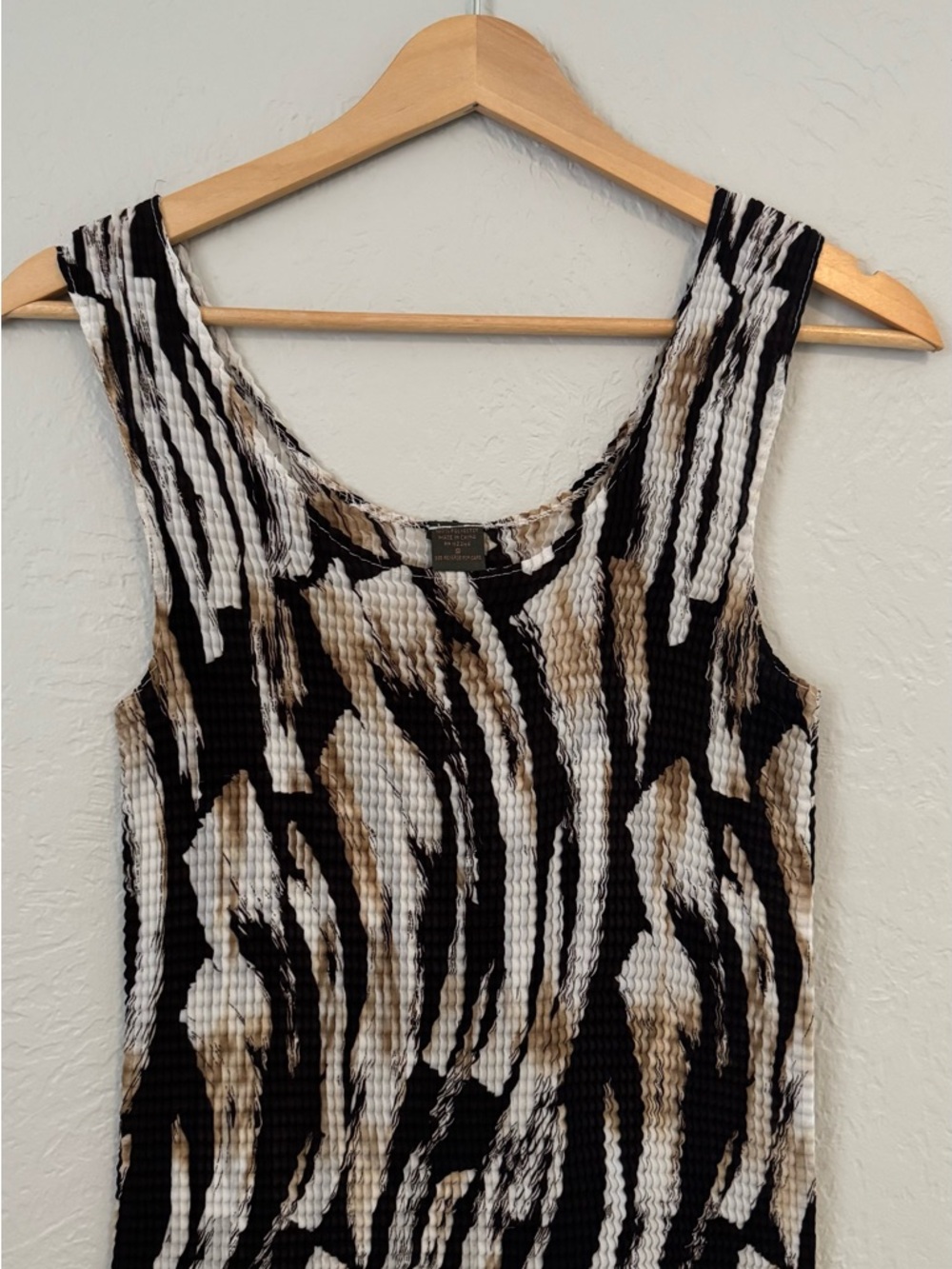 Sleeveless Waffle Knit Tank Top in Black, White & Brown